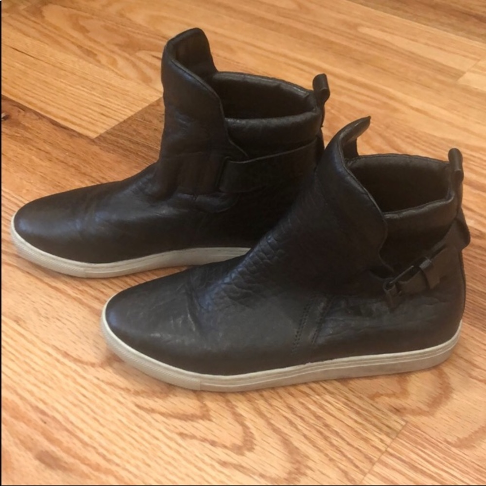 Pour La Victoire Leather Sneakers